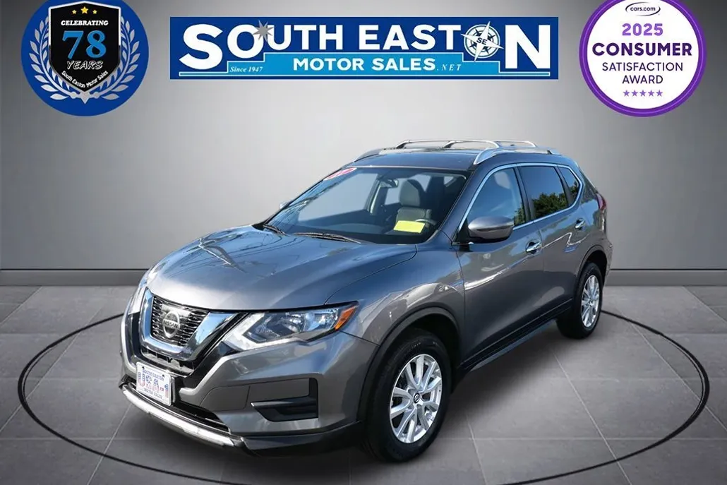2017 Nissan Rogue SV photo 1