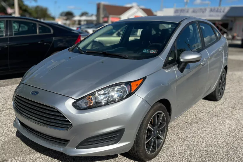 2017 Ford Fiesta SE photo 1