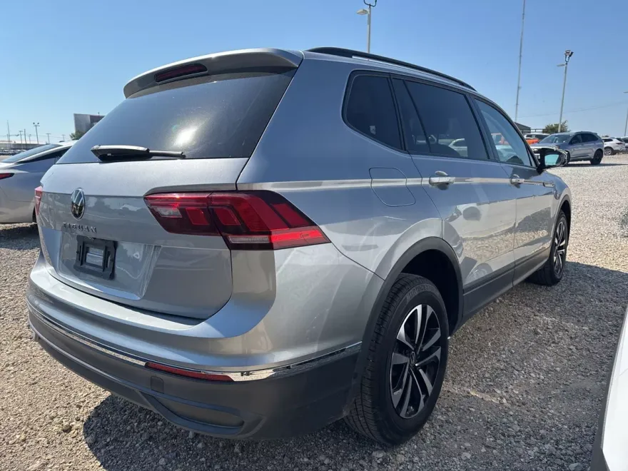 2022 Volkswagen Tiguan S photo 1
