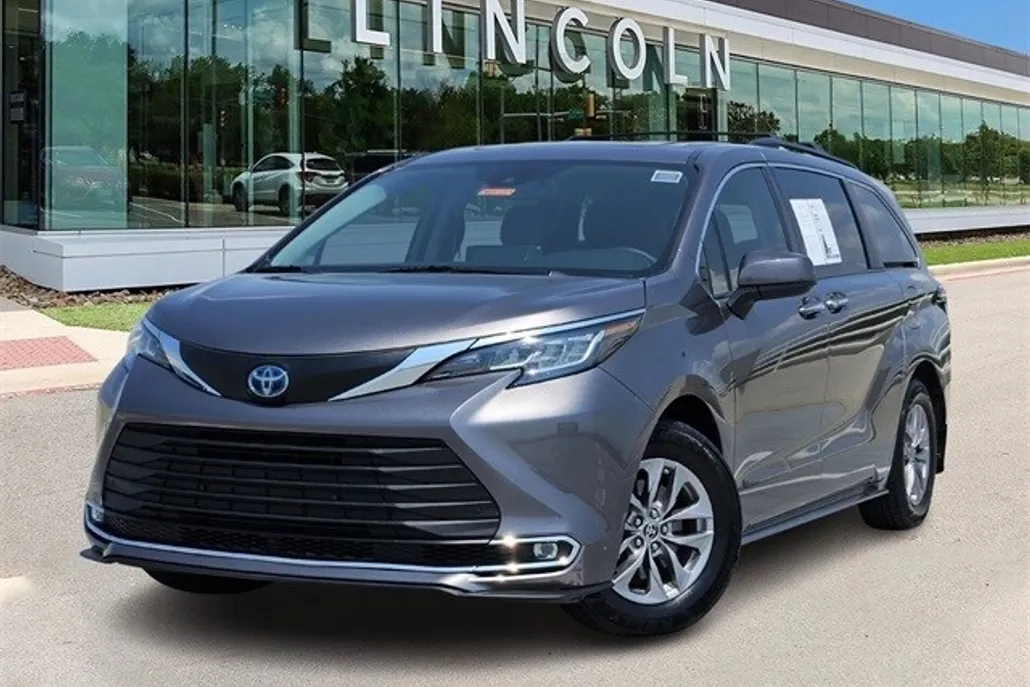 2022 Toyota Sienna XLE photo 1