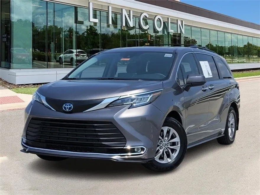2022 Toyota Sienna XLE photo 1