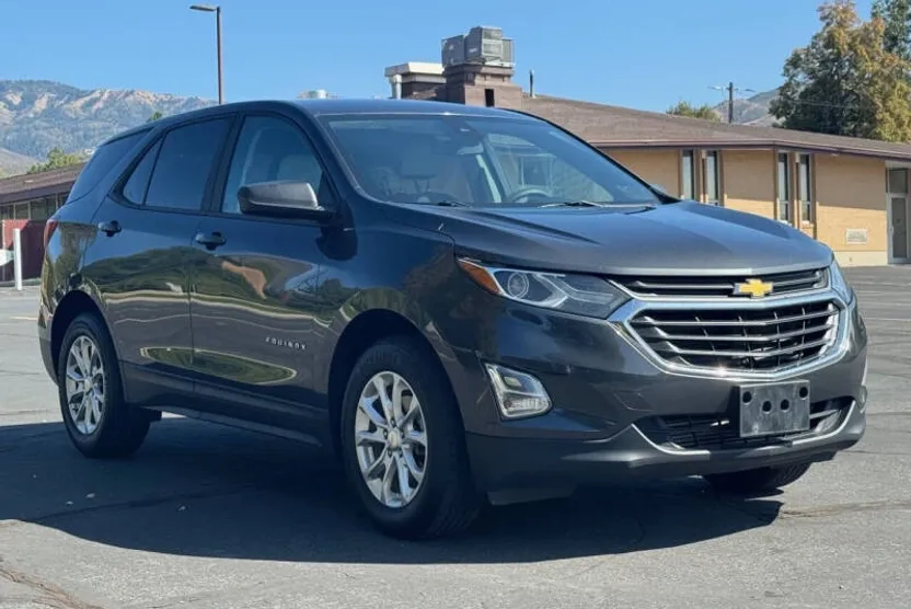 2020 Chevrolet Equinox LS photo 1
