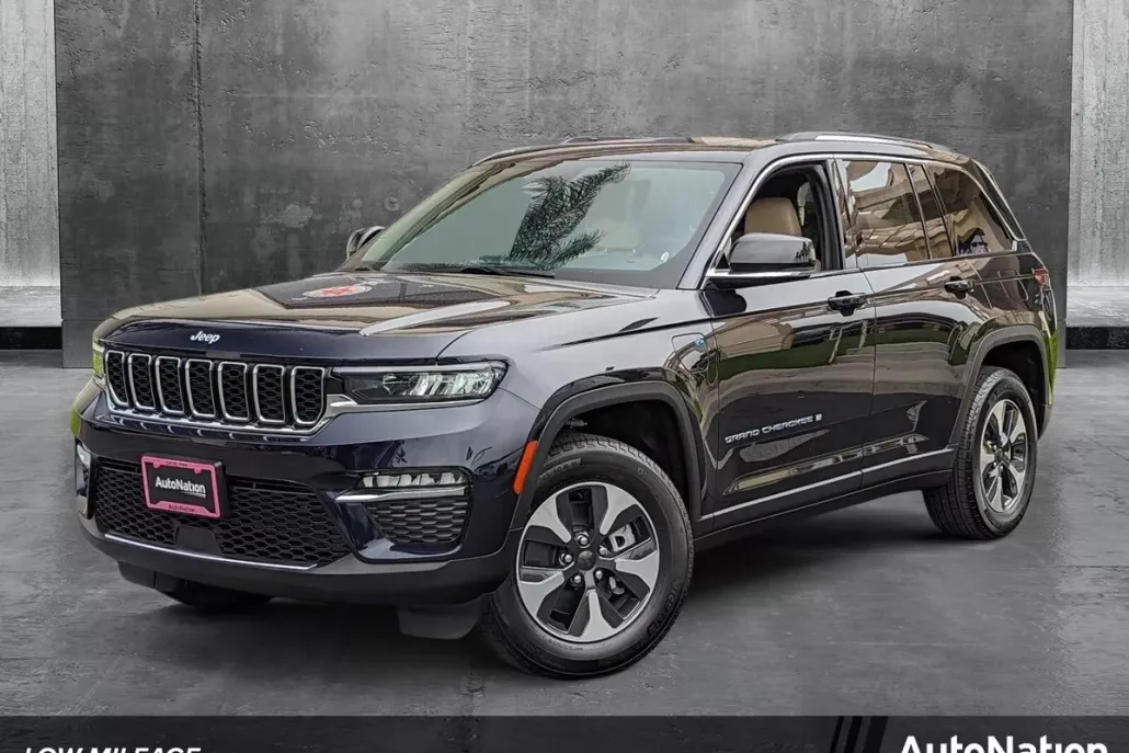 2023 Jeep Cherokee Base photo 1