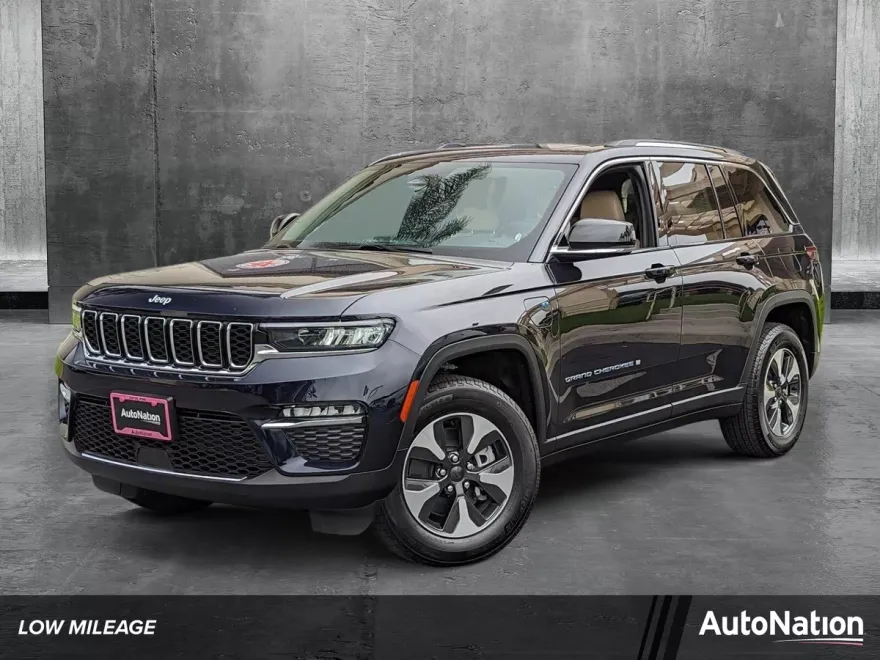 2023 Jeep Cherokee Base photo 1