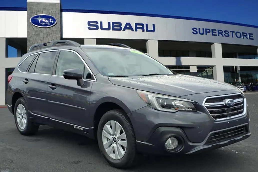 2019 Subaru Outback Premium photo 1