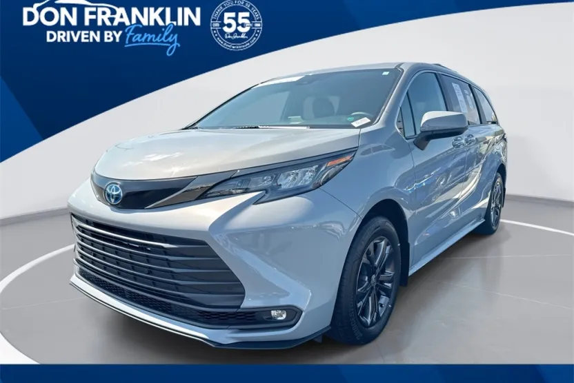 2024 Toyota Sienna LE photo 1