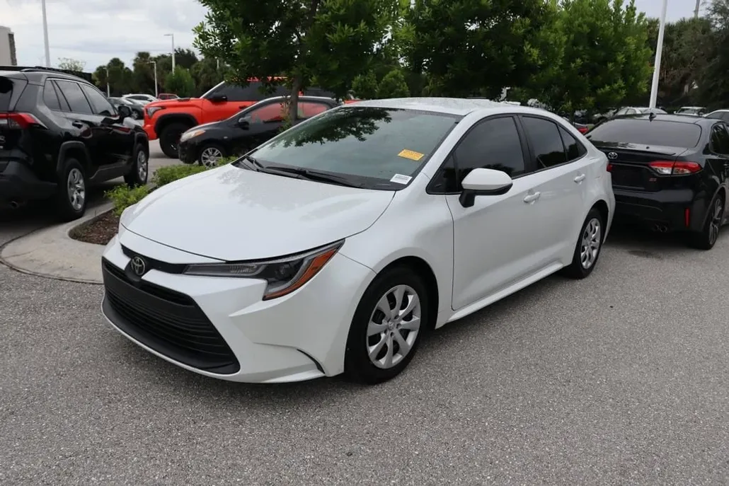 2023 Toyota Corolla LE photo 1