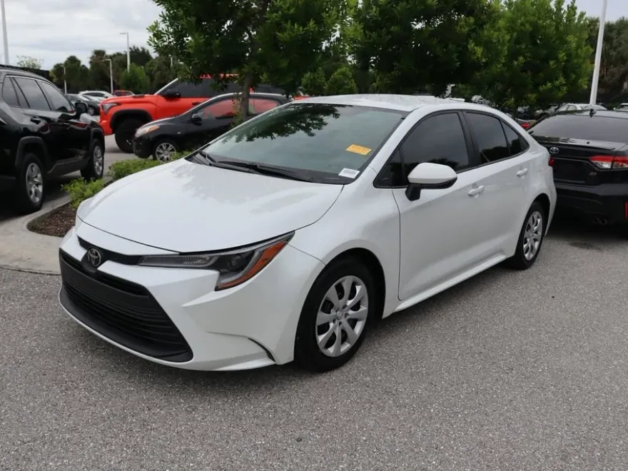 2023 Toyota Corolla LE photo 1