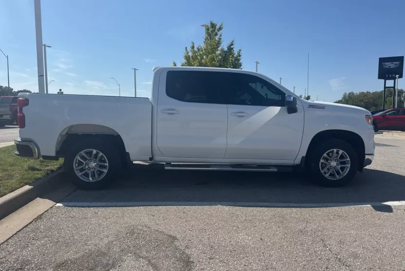2023 Chevrolet Silverado 1500 LT photo 1