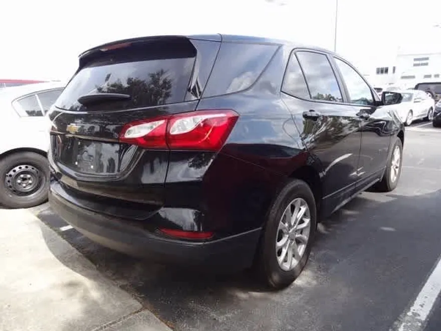 2021 Chevrolet Equinox LS photo 1