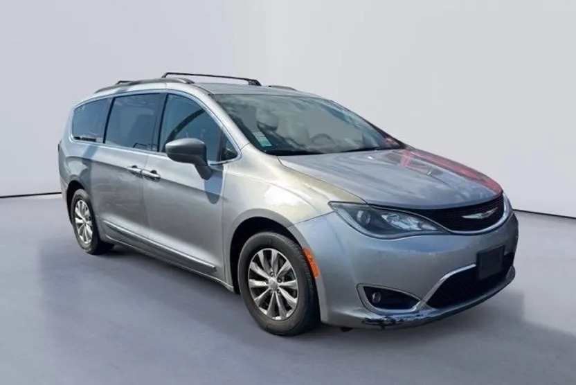 2017 Chrysler Pacifica Touring L photo 1