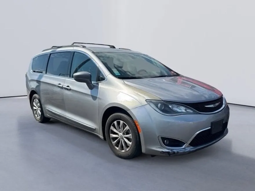 2017 Chrysler Pacifica Touring L photo 1