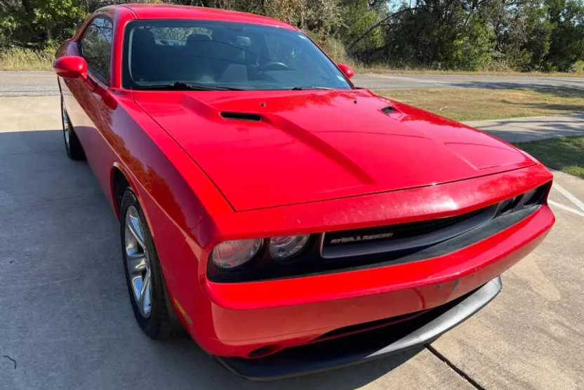 2014 Dodge Challenger SXT photo 1