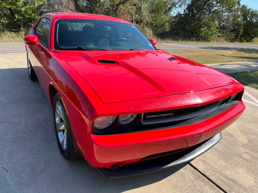 2014 Dodge Challenger SXT photo 1