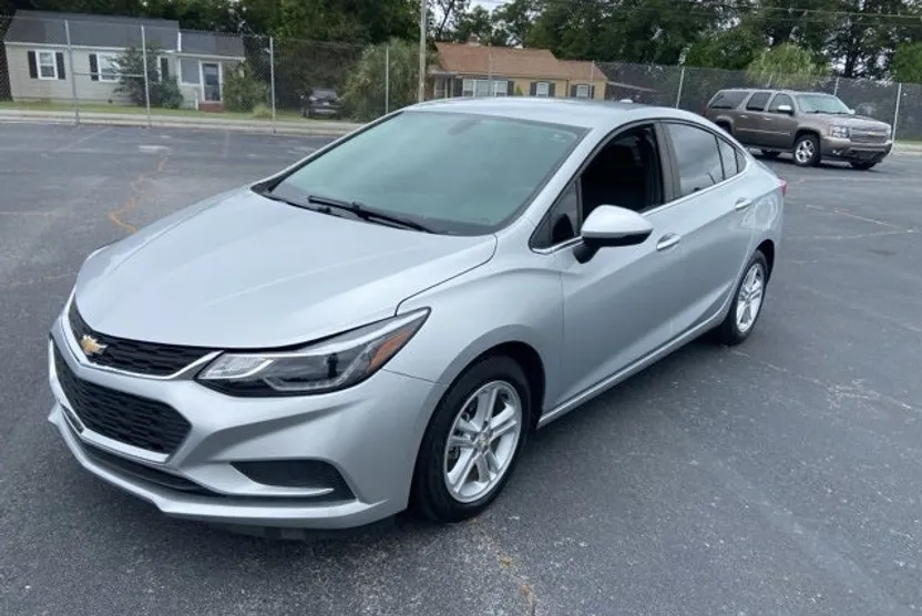 2017 Chevrolet Cruze LT photo 1