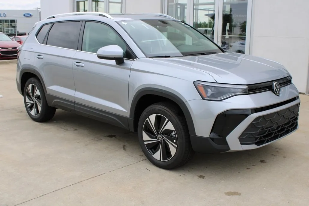 2025 Volkswagen Taos SE photo 1