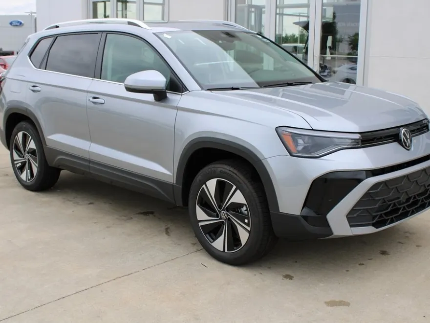2025 Volkswagen Taos SE photo 1