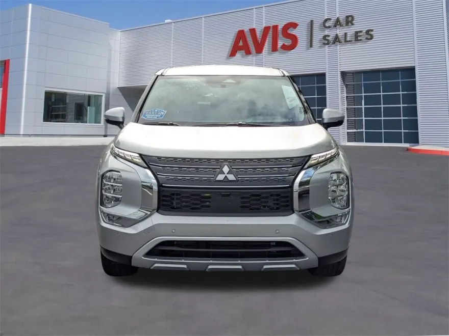 2024 Mitsubishi Outlander SE photo 1