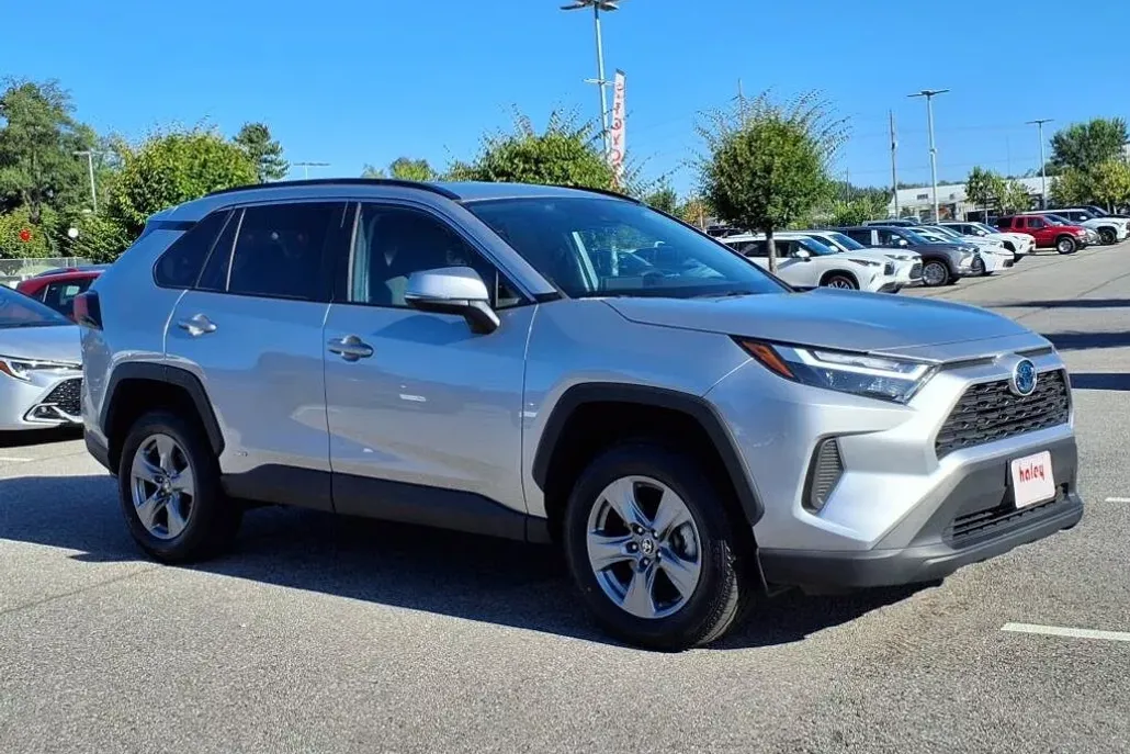 2024 Toyota RAV4 Hybrid XLE photo 1