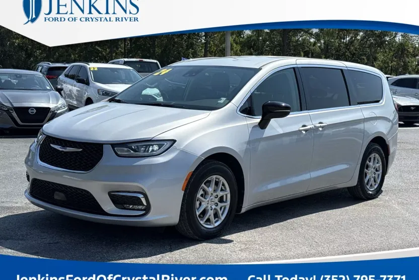 2024 Chrysler Pacifica Touring L photo 1