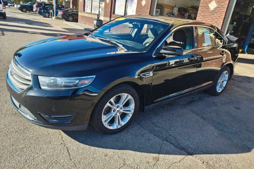 2017 Ford Taurus SEL photo 1