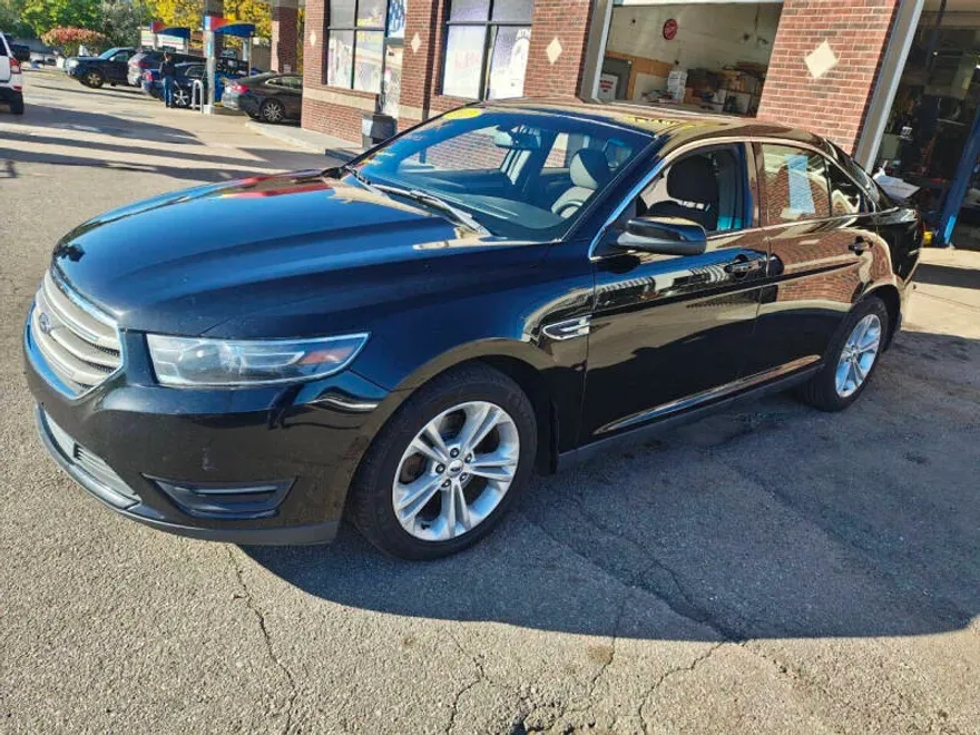2017 Ford Taurus SEL photo 1