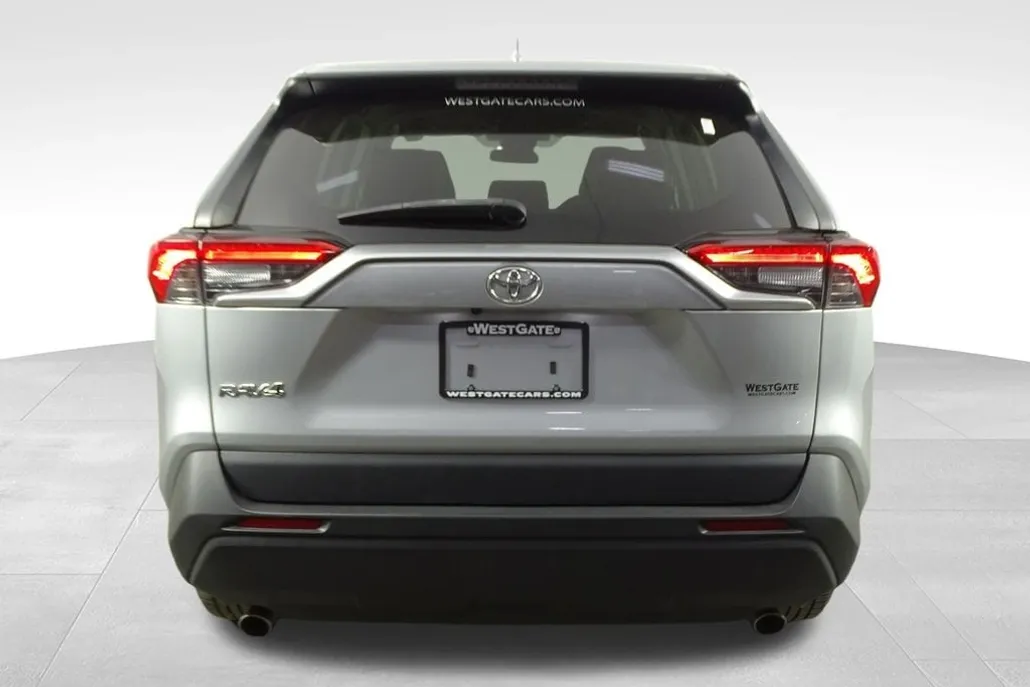 2022 Toyota RAV4 LE photo 1