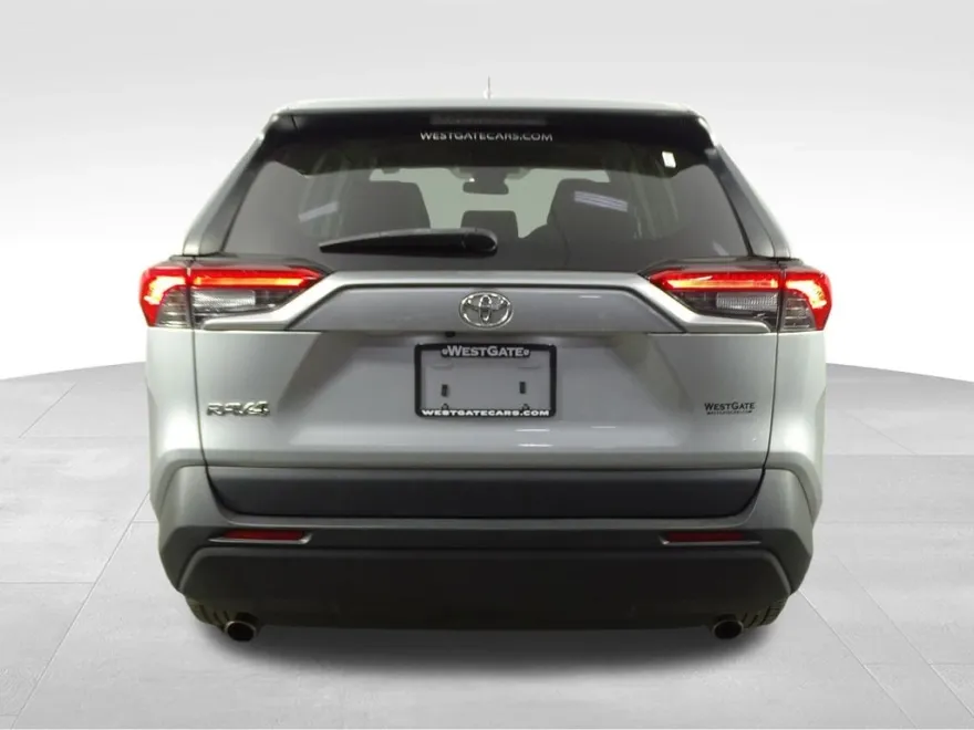2022 Toyota RAV4 LE photo 1