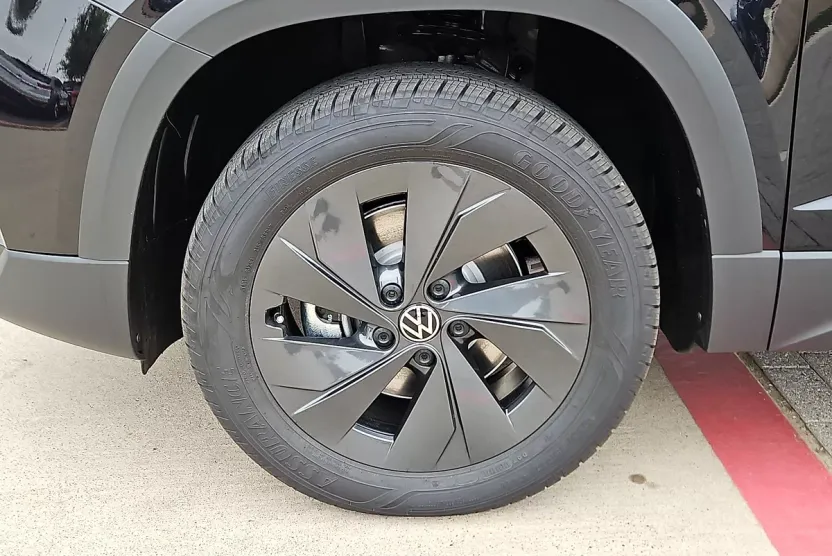 2025 Volkswagen Taos S photo 1
