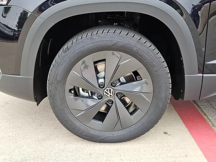 2025 Volkswagen Taos S photo 1