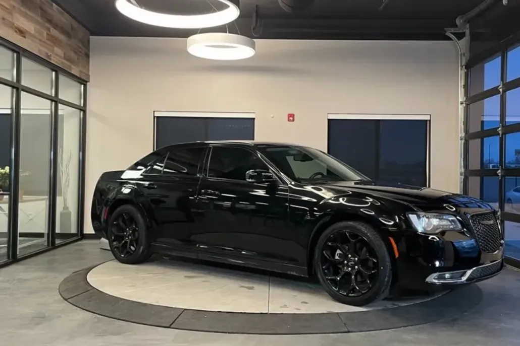 2021 Chrysler 300 Touring photo 1
