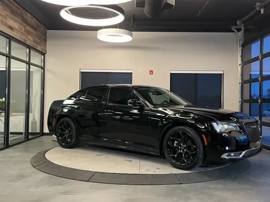 2021 Chrysler 300 Touring photo 1