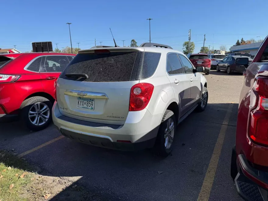 2011 Chevrolet Equinox LT photo 1