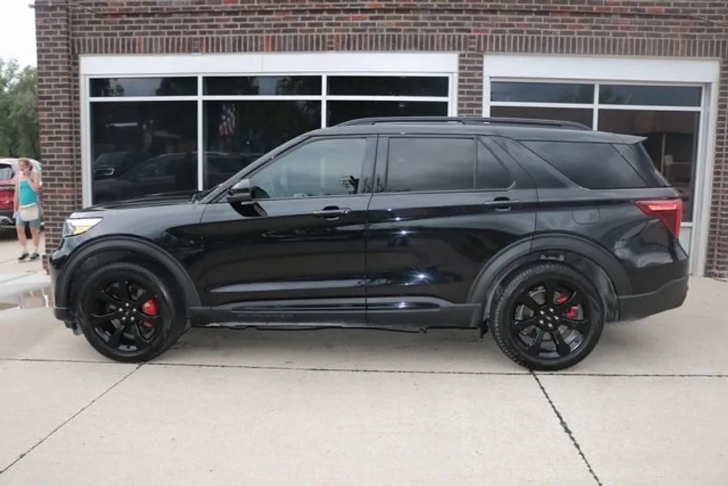 2023 Ford Explorer ST photo 1