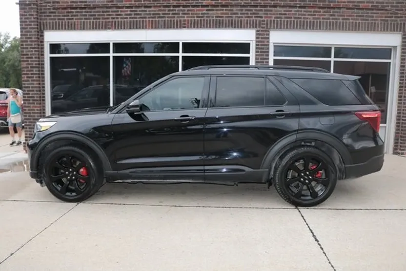2023 Ford Explorer ST photo 1