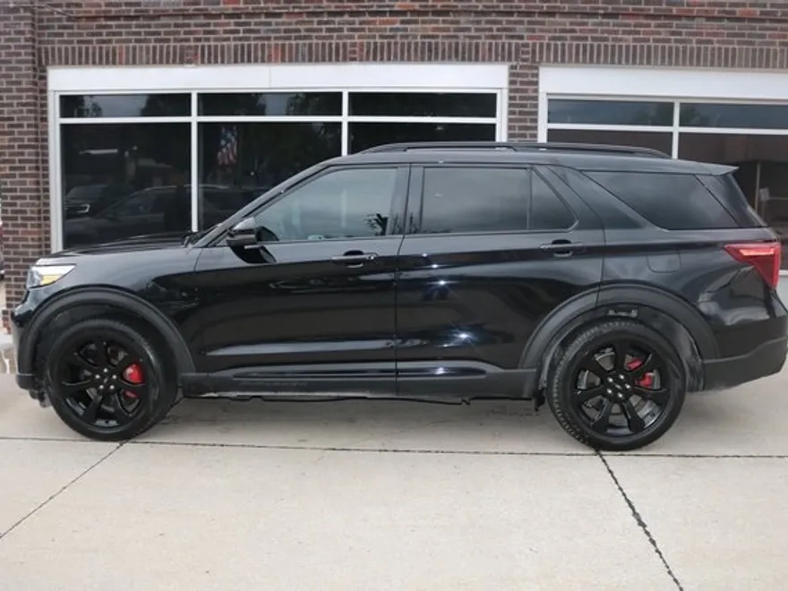 2023 Ford Explorer ST photo 1