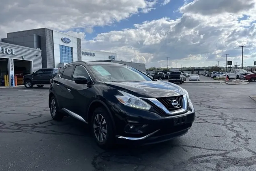 2017 Nissan Murano SV photo 1