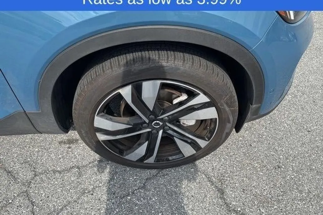 2024 Volvo XC40 AWD Plus photo 1