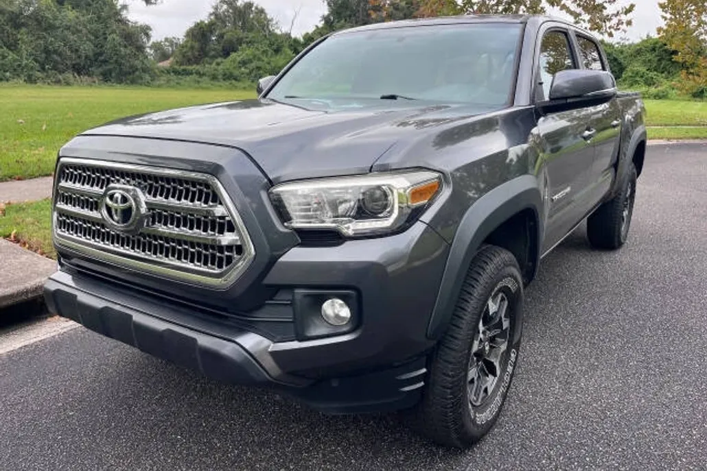 2016 Toyota Tacoma TRD Off-Road photo 1