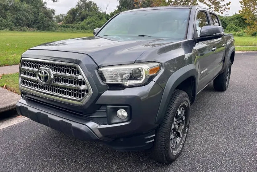 2016 Toyota Tacoma TRD Off-Road photo 1