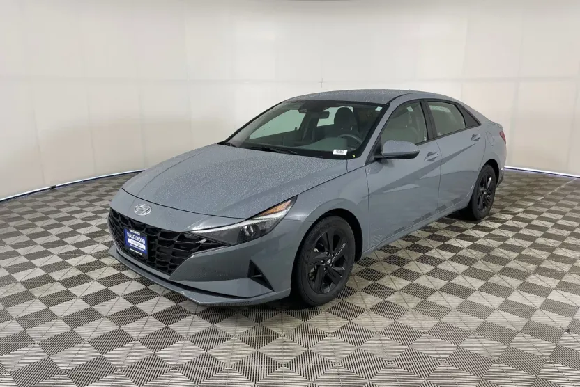 2023 Hyundai Elantra SEL photo 1