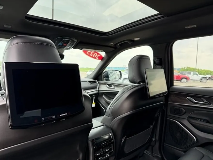 2025 Jeep Grand Cherokee Overland photo 18