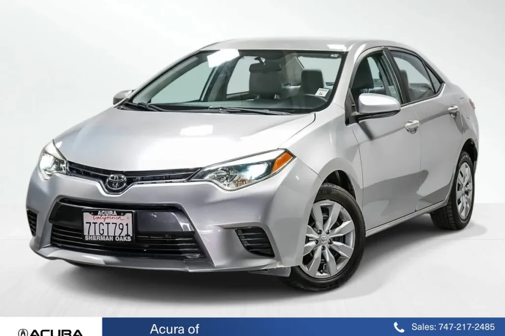 2016 Toyota Corolla LE photo 1