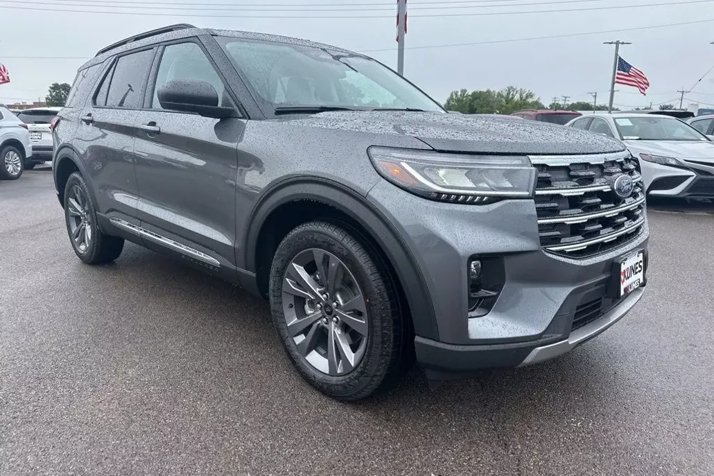 2025 Ford Explorer photo 1