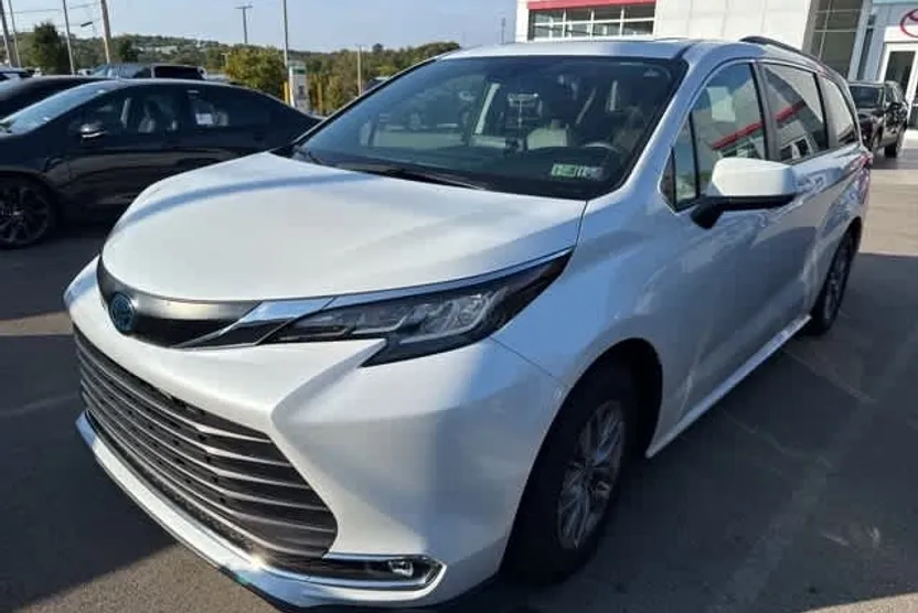 2022 Toyota Sienna XLE photo 1