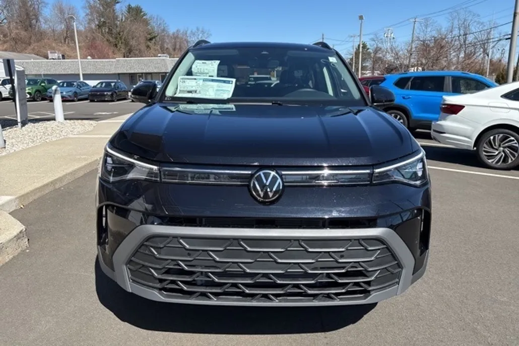 2025 Volkswagen Taos SE photo 1