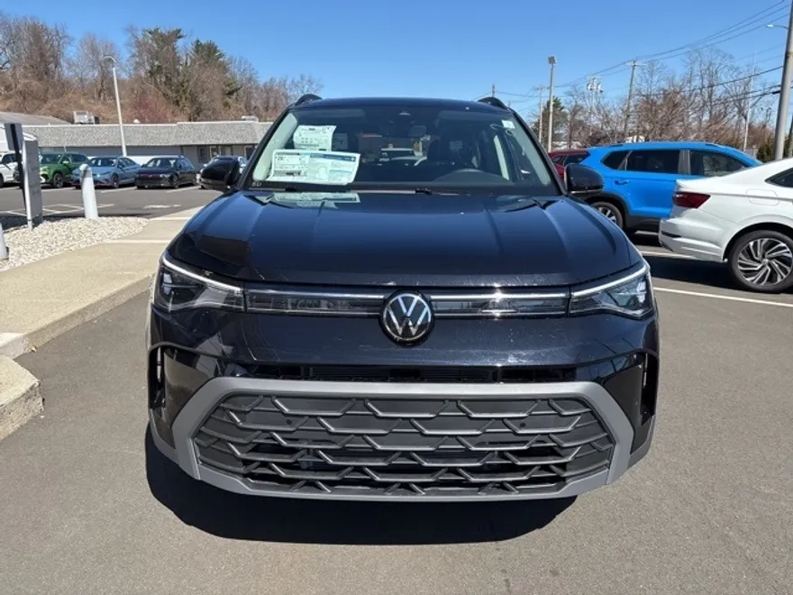 2025 Volkswagen Taos SE photo 1