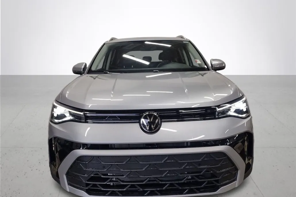 2025 Volkswagen Taos SE photo 1