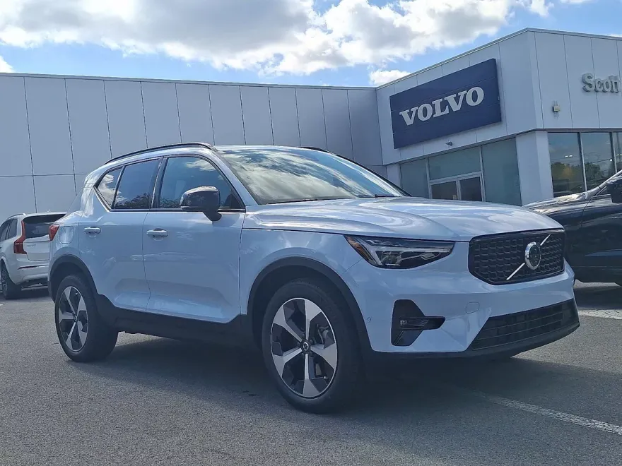 2026 Volvo XC40 Plus photo 1