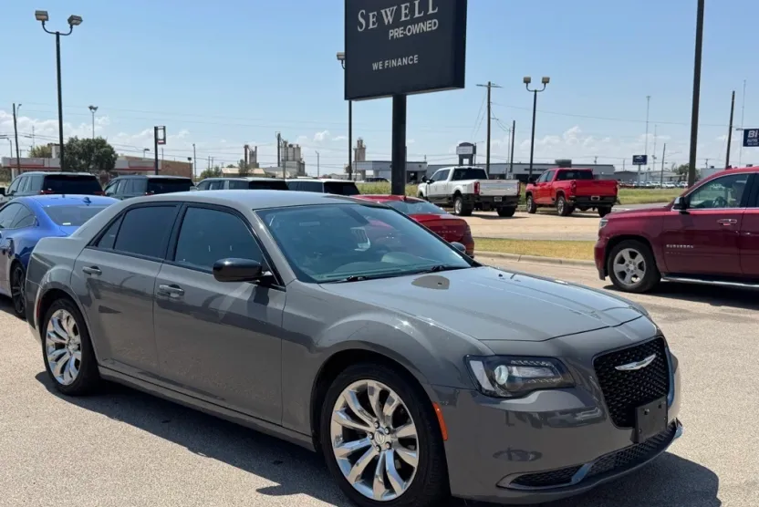 2018 Chrysler 300 Touring photo 1
